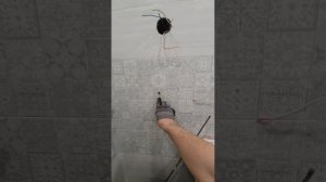 Прокладка кабеля за керамической плиткой. Добавил розетку в ванной без кабель канала.