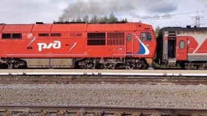 ТЭП70БС-112 с пригородным поездом №6097 Нижневартовск-Сургут отправляется со станции Нижневартовск-