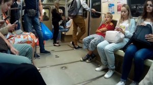 ПРАНК: Развязываем Шнурки в МЕТРО