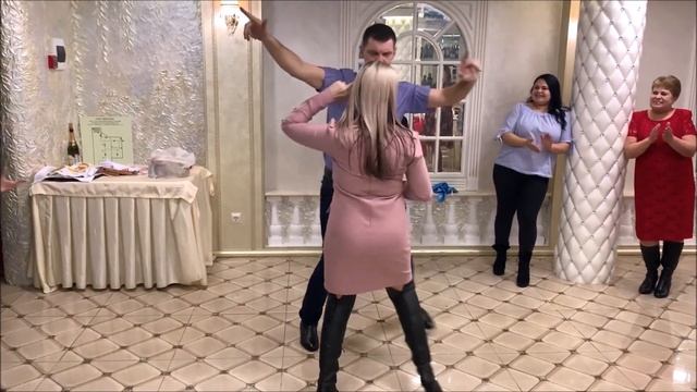 Малышка разорвала танцпол на свадьбе гости в шоке и тамада в ауте