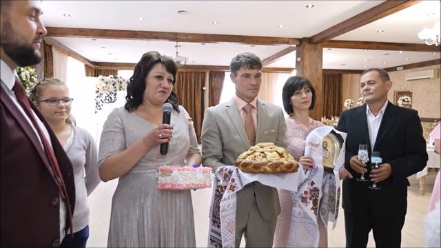 Прикольная встреча молодожёнов в ресторане. Гости попадали со смеху.