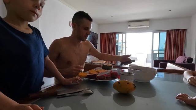 ЧТО ЕДЯТ В Таиланде. Местные НОЧНЫЕ РЫНКИ. Пратамнак VS Джомтьен - Перепробовали ночные рынки Паттаи