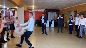 Друг жениха отжарил гостей на свадьбе пародией на стриптиз. Тамада в ауте валяется!