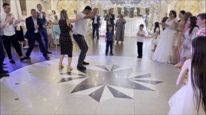 ДЕВЧУЛИ ПОРВАЛА СВАДЬБУ ЖАРКИМ ТАНЦЕМ