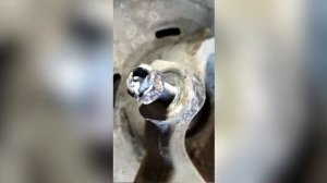 BMW F10 меняем сальники заднего редуктора, кардан, удаляем обломанный в кулаке болт крепления рычага