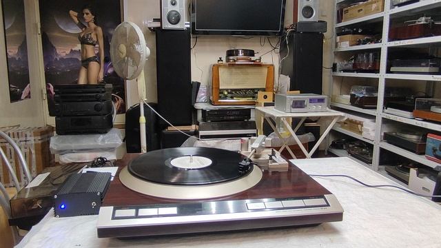Хороший проигрыватель виниловых пластинок Denon DP-51