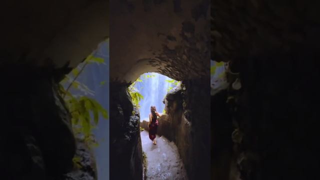 Водопад Таман Беджи Грия в Индонезии