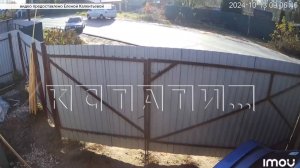 Превысивший скорость нарушитель вылетел с дороги, влетел в гараж частного дома и протаранил 2 машины