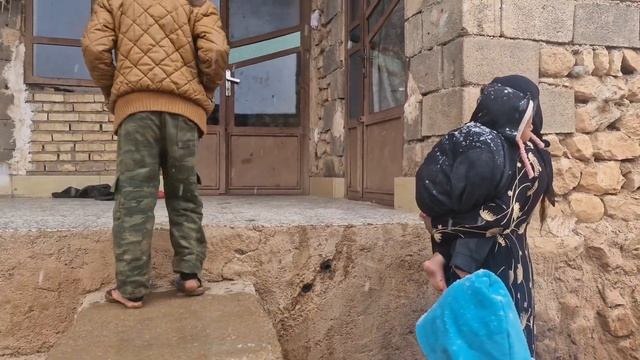 A nomadic widow with her children who may die in the extreme cold of the snow смотреть онлайн