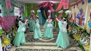 Воспитатели танцуют красивый Казахский танец к празднику "Наурыз 2024" в детском саду "Жас-Балғын".