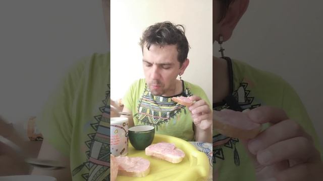 МУКБАНГ КОЛБАСА ЧЕСНОЧНАЯ ПОЛУКОПЧЕНАЯ ПАПА МОЖЕТ #shorts