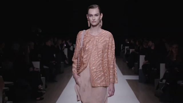 Показ женской моды Giorgio Armani весна-лето 2025