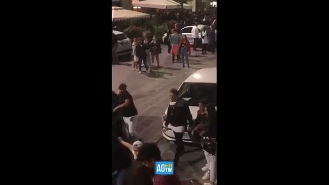 Fase 2, movida violenta a Perugia: maxi rissa in piazza stracolma di giovani смотреть онлайн