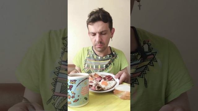 ЯИЧНИЦА С ЖАРЕНОЙ КОЛБАСОЙ НА ЗАВТРАК ЛАЙФХАК #shorts