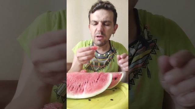 МУКБАНГ НА ОЧЕНЬ СЛАДКИЙ АРБУЗ #shorts