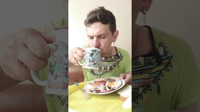 МУКБАНГ ЯИЧНИЦА С ЖАРЕНОЙ КОЛБАСОЙ #shorts