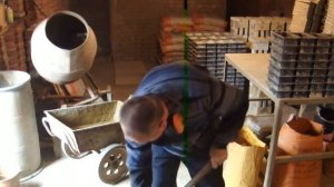 Тротуарная плитка своими руками. Замешиваем второй слой.