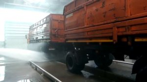 Автомойка грузового автомобиля лафетными стволами