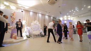 Шок жениха от танца друга на свадьбе в батле девушек против парней! Тамада смылся под стол!!!