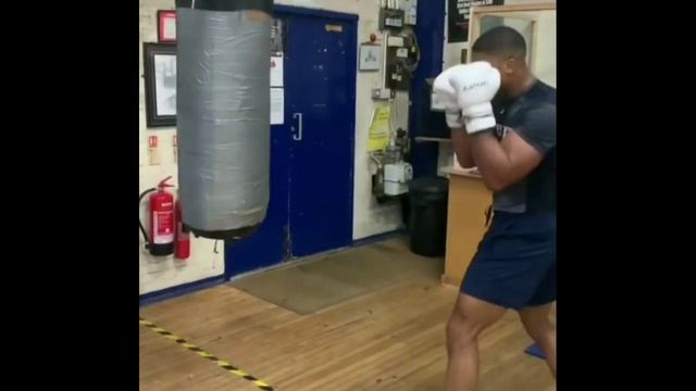 Anthony Joshua Staying Sharp on New Year's Day 2021 Smashing The Heavy Bag🥊🥊 смотреть онлайн