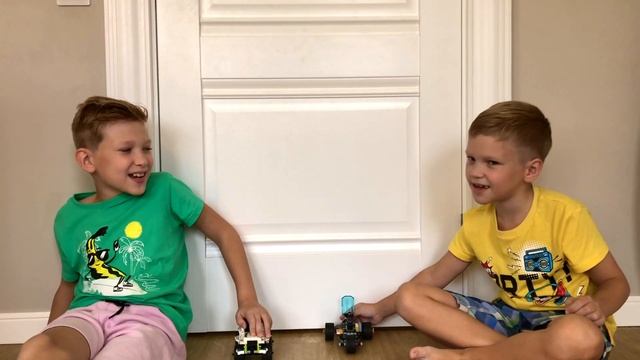 Дети играют в машинки. Веня и Сеня играют с машинками. Полицейская машинка