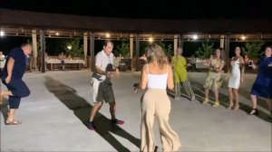 Нереально крутой парень разорвал танцпол на свадьбе! Я смотрел это 100 раз подряд! КАЙФ!