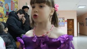 Девочка из детского дома поет песню о маме