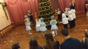 Детская песенка "У ребяток наших елочка большая"