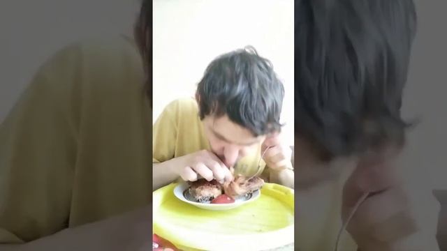 ОБЖОР МУКБАНГ СОЛЯНКА С КУРИНЫМИ БЕДРАМИ ГРИЛЬ