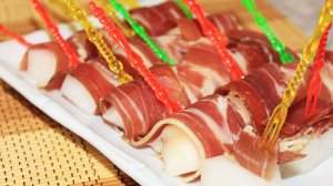 Закуска из дыни и сыровяленого окорока