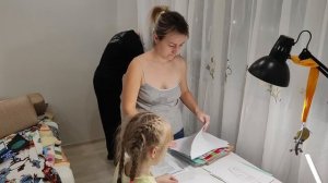 мы вешаем гирлянды на окна / We hang garlands on the windows