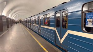 Метропоезд Ем-501/Ема-502 №119 отправляется с ст.м.Площадь Ленина