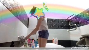 Помылась в одежде?