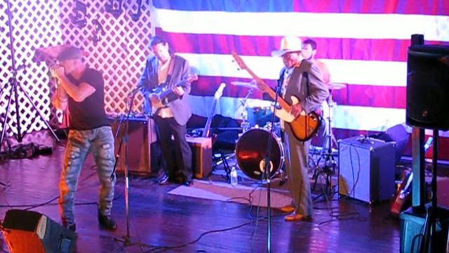 Max Hightower On Harmonica And Vocals With Mac Arnold On Bass смотреть онлайн