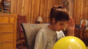 Аня надувает шары на день рождения (1)