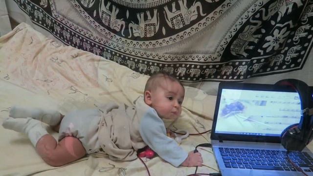 Жизнь Рады с 2 до 8 месяцев. Как растет милый младенец и музыкальны клип для младенцев на Английско