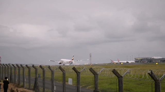 landing of Emirates B777 and Air Mauritius A330 at SSRIA смотреть онлайн