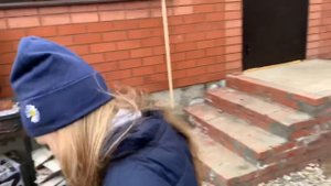 Алиса КАТАЕТСЯ НА ТЕЛЕЖКЕ! Наша жизнь за городом! Жалуется, что я ее некрасиво одеваю  в огород!!