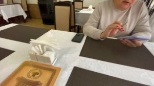 VLOG Что подарить на 8 марта ? ВСТРЕТИЛИ МАМУ в аэропорту Сочи и едем в Краснодар! Примерка одежды