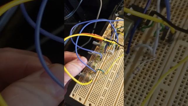 40106 chip - 2 Oscillators with resistive mixing смотреть онлайн