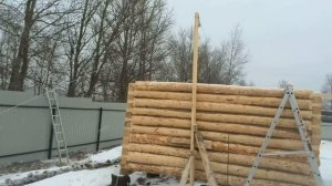 Сборка сруба лебедкой.