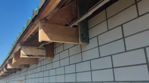 Наращиваю кобылки на стропилы крыши.