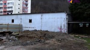 В Дагомысе во дворе дома возводится 4-х этажный торговый центр