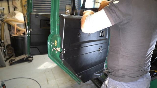 How to remove the front and rear door cards on a land Rover Defender смотреть онлайн