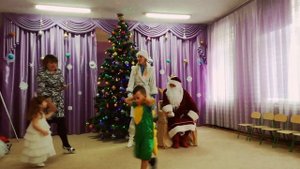 София испугалась деда Мороза.Sofia was scared of Santa.