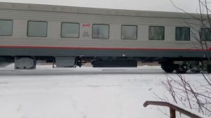 Тепловоз с двумя пассажирскими вагонами. Город Каменка Пензенская область. Полустанок Сельмаш 1 пут