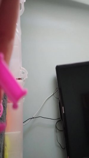 как сплести карандаш из резиночек на рогатке 🩷🩷🩷