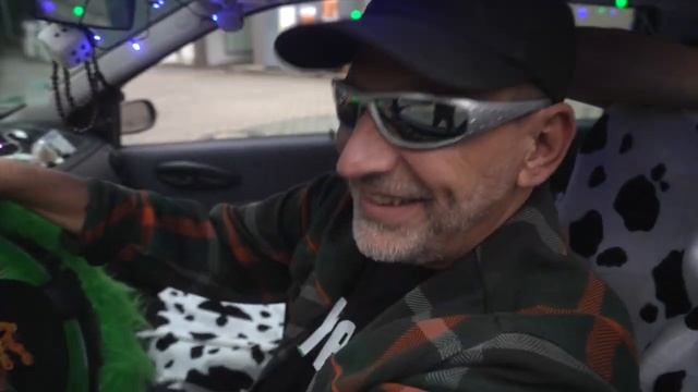 Мужик в машине трясет головой и это зациклено смотреть онлайн