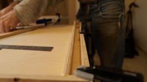 Самодельная тонкая и стильная полка с выдвижным ящиком из фанеры, сделанная бормашиной Profil Tools