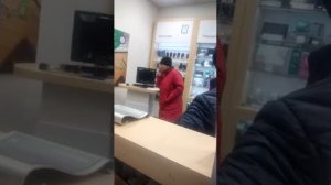 неадекватная тетка в салоне связи